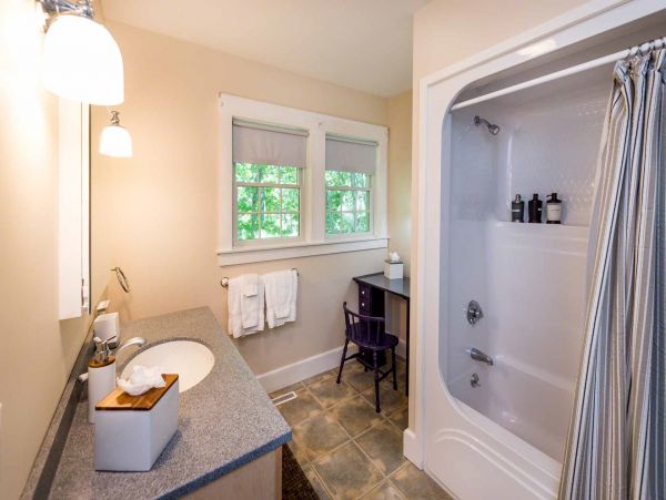 Cape Cod Home 994528