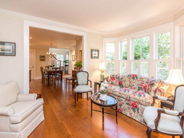 Cape Cod Home 994529