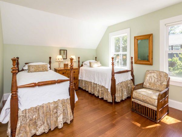 Cape Cod Home 994529