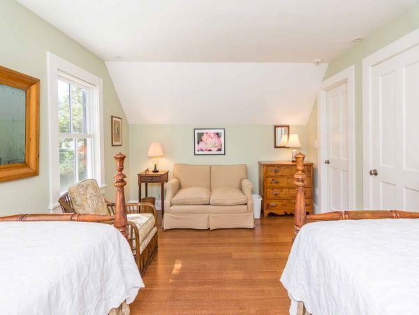 Cape Cod Home 994529