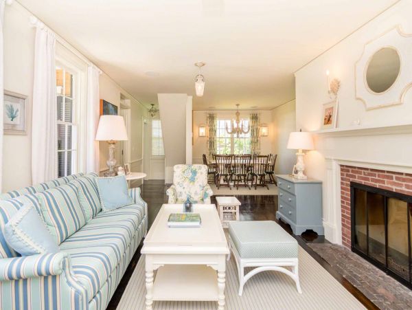 Cape Cod Home 994530