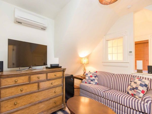 Cape Cod Home 994530