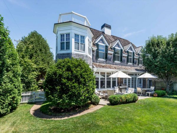 Cape Cod Home 994531