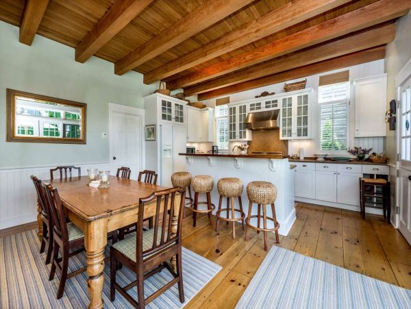 Cape Cod Home 994531