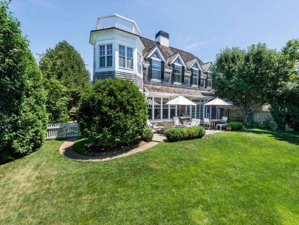 Cape Cod Home 994531