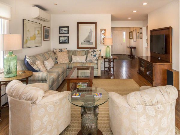 Cape Cod Home 994532