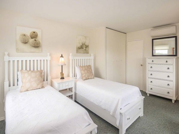 Cape Cod Home 994532