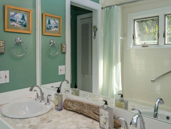 Cape Cod Home 994535