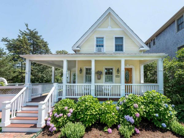 Cape Cod Home 994536