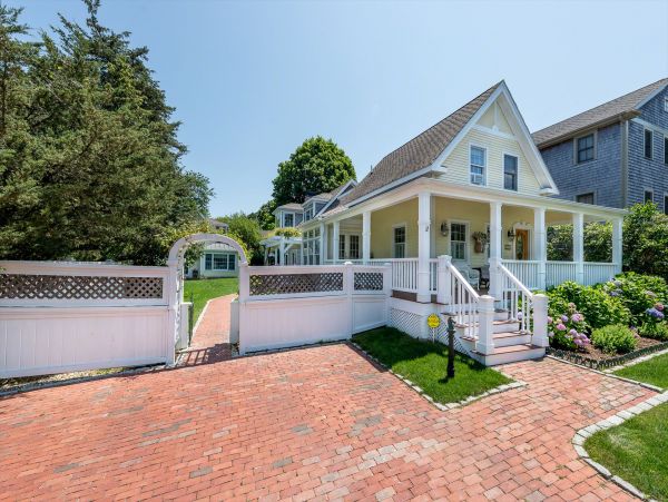 Cape Cod Home 994536