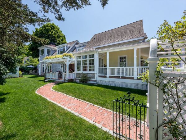 Cape Cod Home 994536