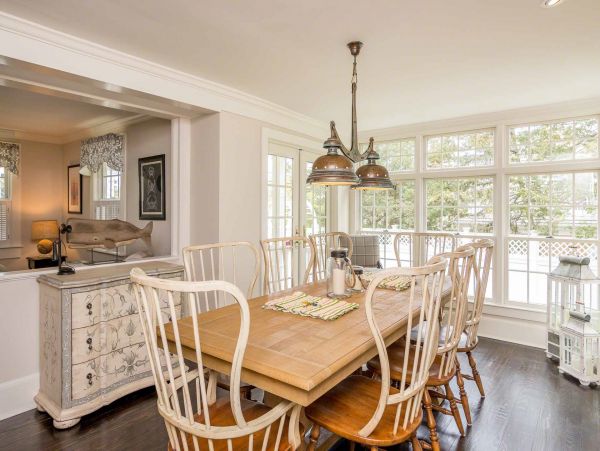 Cape Cod Home 994536
