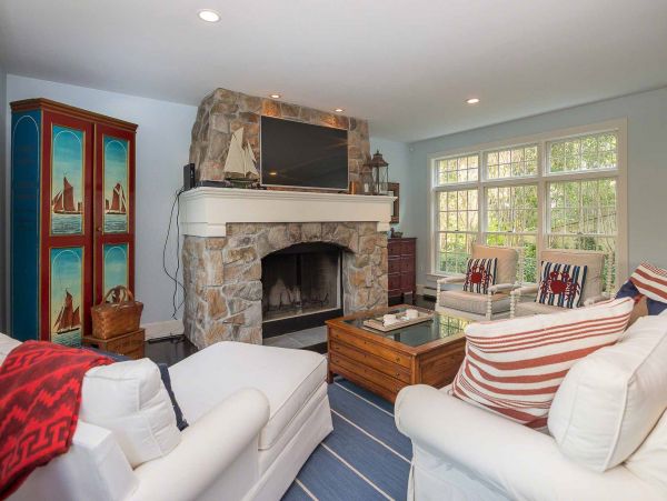 Cape Cod Home 994536