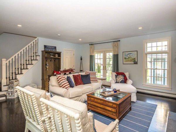 Cape Cod Home 994536