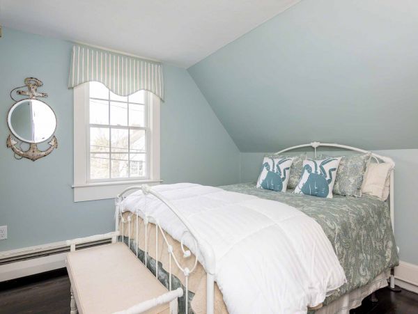 Cape Cod Home 994536