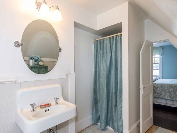 Cape Cod Home 994536
