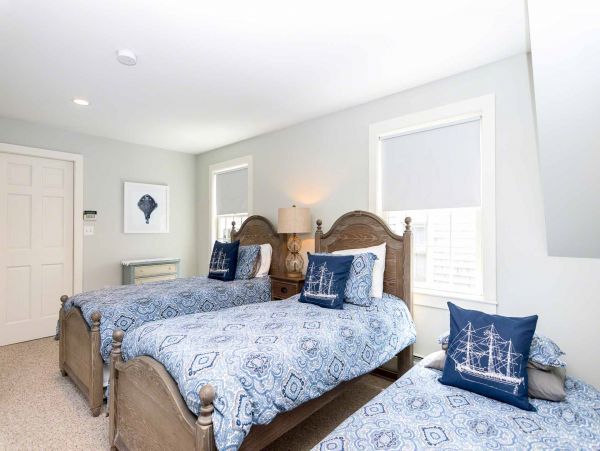 Cape Cod Home 994536