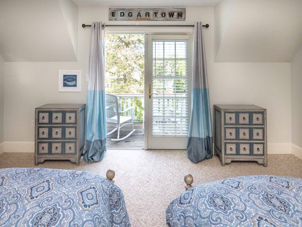 Cape Cod Home 994536
