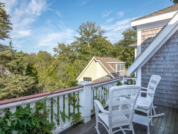 Cape Cod Home 994536