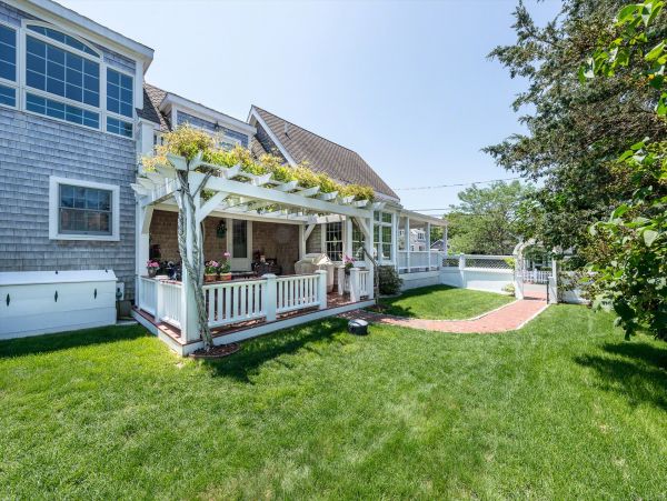 Cape Cod Home 994536