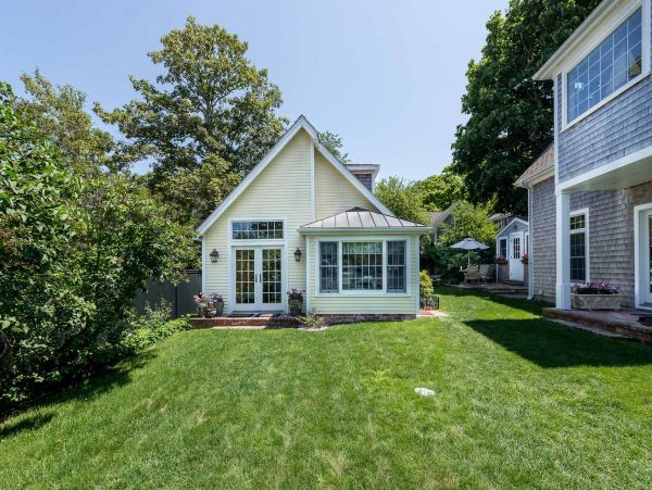 Cape Cod Home 994536