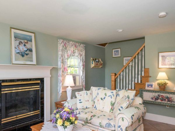Cape Cod Home 994536