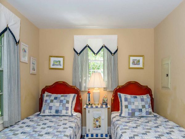 Cape Cod Home 994536