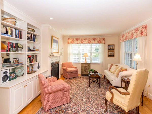 Cape Cod Home 994537