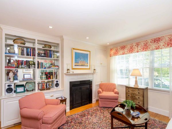 Cape Cod Home 994537