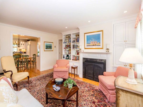 Cape Cod Home 994537