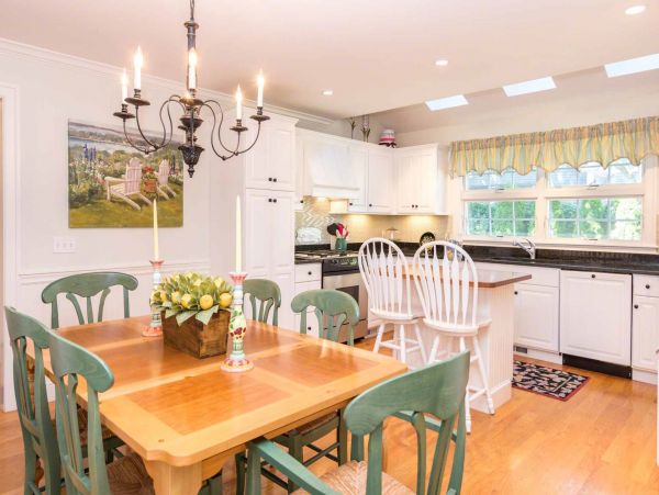 Cape Cod Home 994537