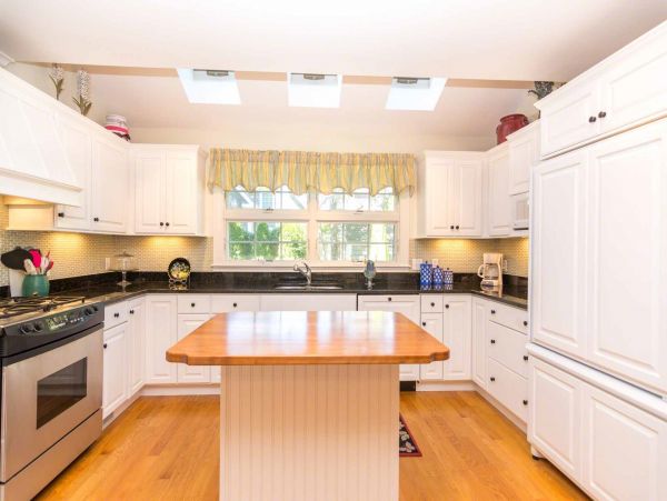 Cape Cod Home 994537