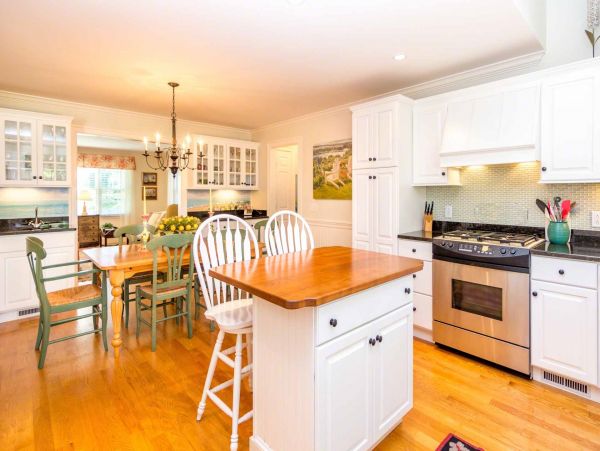 Cape Cod Home 994537