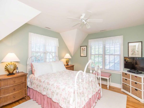 Cape Cod Home 994537