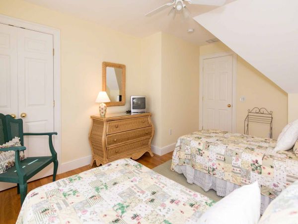 Cape Cod Home 994537