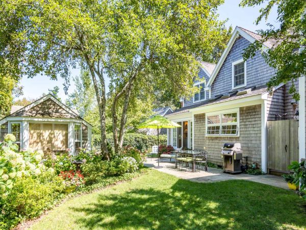 Cape Cod Home 994537