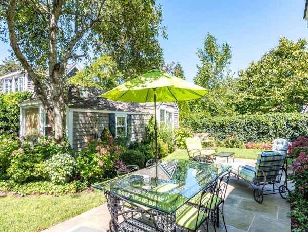 Cape Cod Home 994537