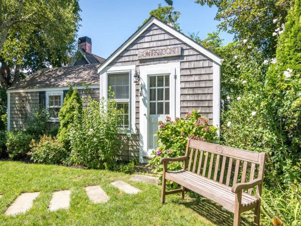 Cape Cod Home 994537