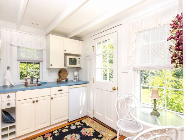 Cape Cod Home 994537