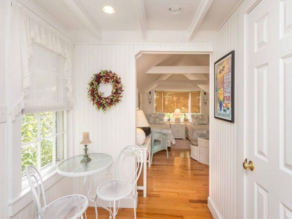 Cape Cod Home 994537
