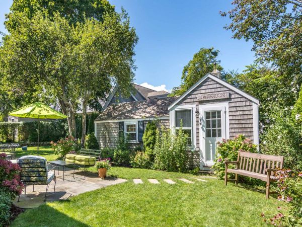 Cape Cod Home 994537