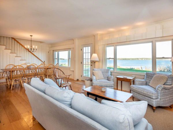 Cape Cod Home 994538