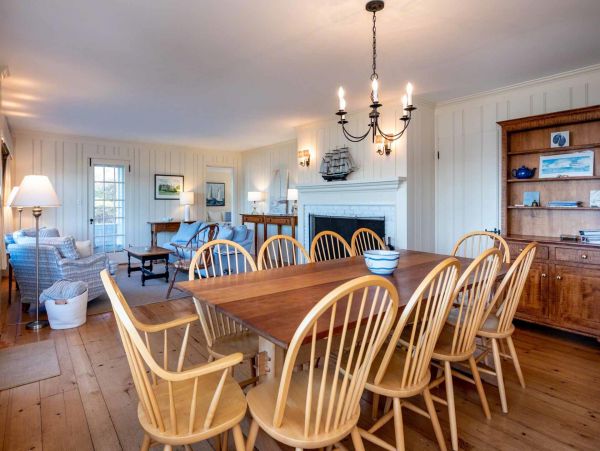Cape Cod Home 994538