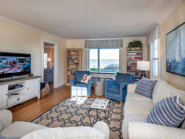 Cape Cod Home 994538