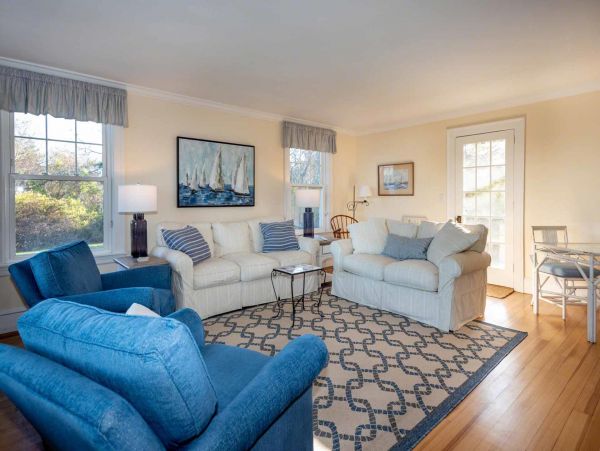 Cape Cod Home 994538