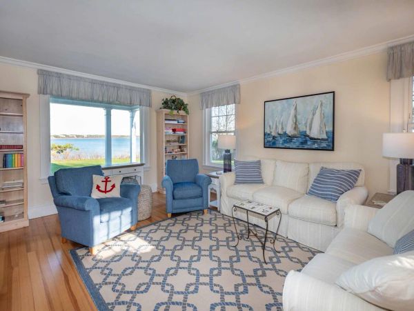 Cape Cod Home 994538