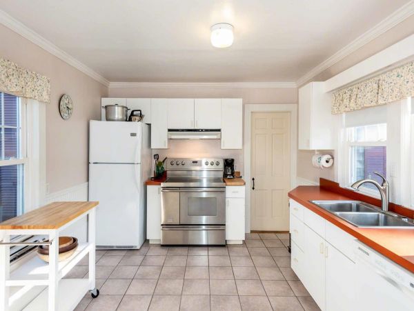 Cape Cod Home 994538