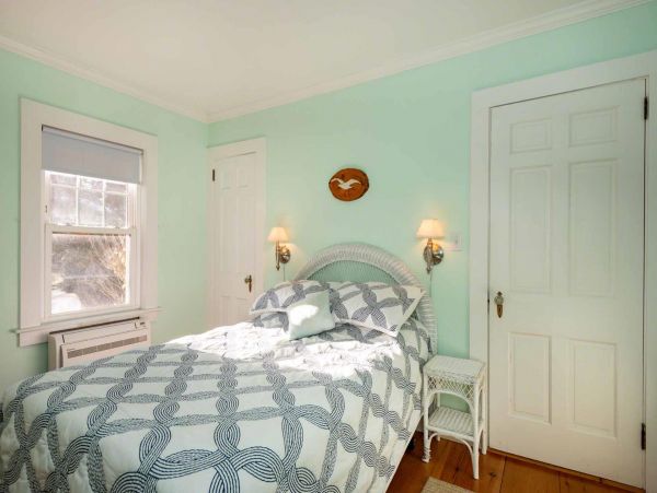 Cape Cod Home 994538