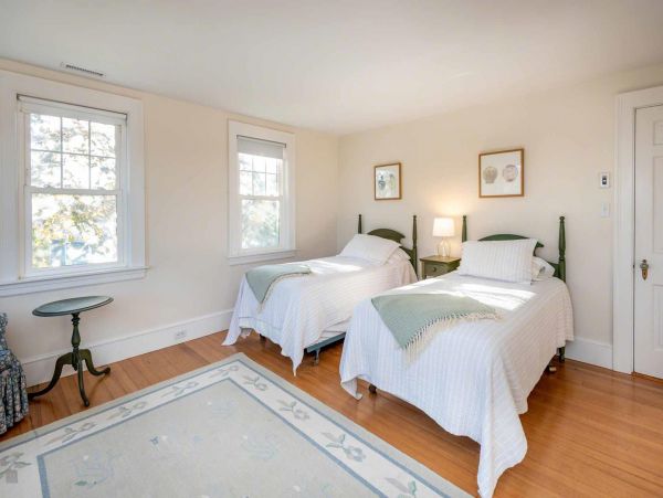 Cape Cod Home 994538