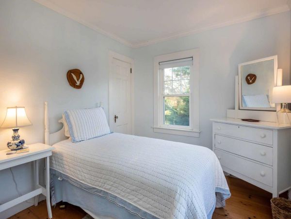 Cape Cod Home 994538